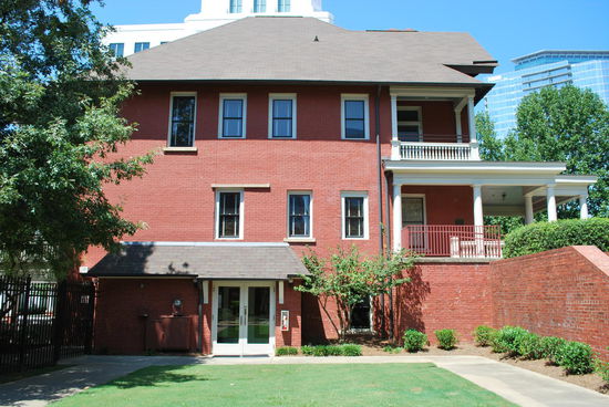 Dies ist das Haus, aber die Lady und ihr 2. Ehemann bewohnten nur das untere Stockwerk. Man bekommt eine Führung durch die Wohnung und alles ist wahnsinnig eng und klein. Die Remington-Reiseschreibmaschine, die sie von ihrem Mann geschenkt bekam, steht hier und sie hat jede einzelne Taste in Gold verwandelt.