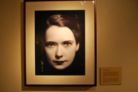 Sie war eine southern-belle, eine Südstaatenschönheit, aber die Hauptfigur ihres Romans war eine noch viel schönere, exzentrische, dramatische, eigensinnige, sturköpfige southern-belle. Eine echte Diva im Reifrock !