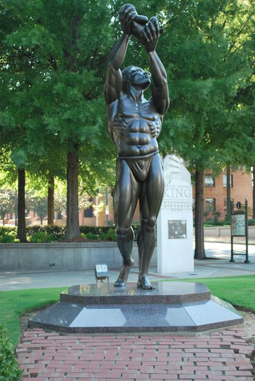 Denkmal für Kunta Kinte - stellvertretend für all die Sklaven, die man aus Afrika in die neue Welt gebracht hatte