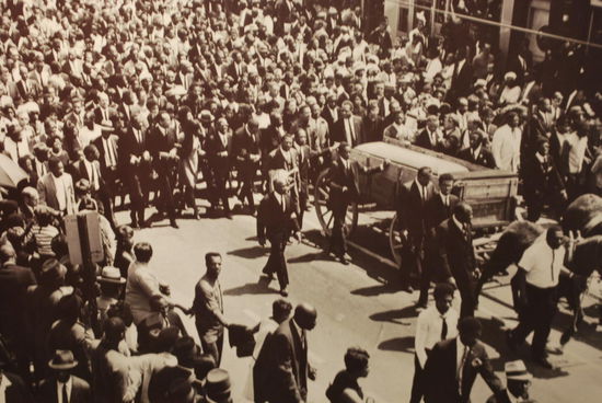 Aber so - wirklich mit vorgespannten Eseln - wurde MLK zu Grabe getragen