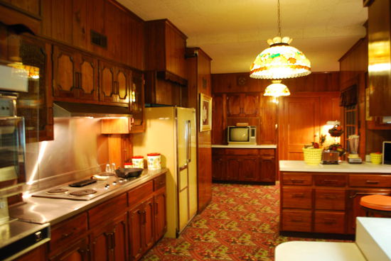 Die Küche ist fast schon Eiche rustikal... auffällig ist, dass es in jedem Zimmer einen Fernseher gibt - ungewöhnlich für die damalige Zeit.