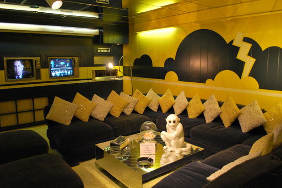 Interessante Farbgestaltung und gleich 2 Fernseher und hier gibt es auch eine Bar. Und: Mochte Elvis Affen ???