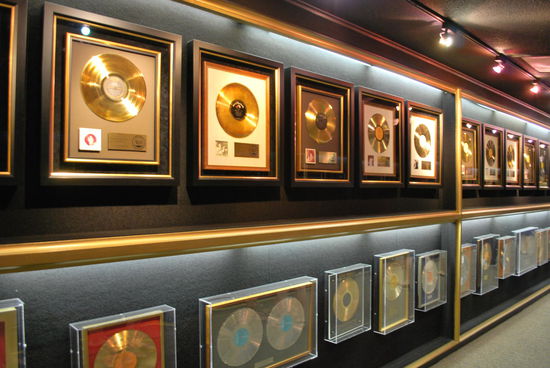 Dies ist nur ein winziger Ausschnitt von der langen Galerie mit goldenen und Platin Schallplatten, sowie unzähliger anderer Preise und Auszeichnungen
