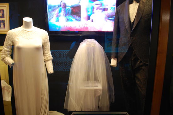 Die Hochzeitskleidung - sehr schlicht