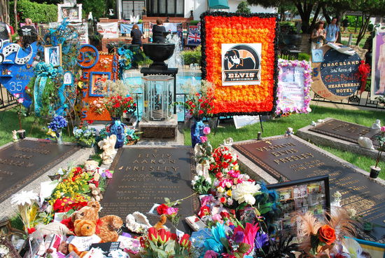 Der grellbunte Grabschmuck für Elvis und seine Familie anlässlich des 35. Todestages