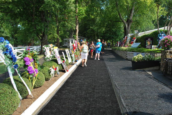 Teilweise nationsweise haben die Fans ihre "tributes" geschickt und alles wurde gebührend präsentiert