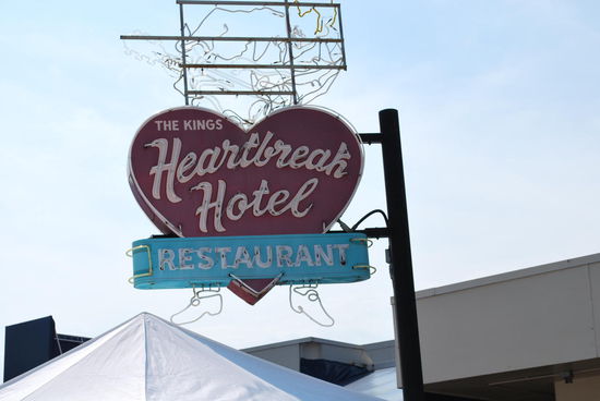 Da gibt es natürlich das weltberühmte Heartbreak Hotel