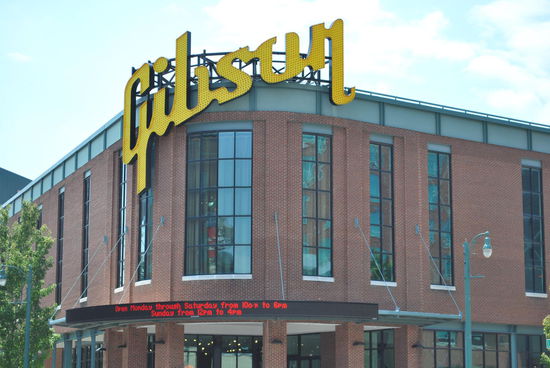 Beim berühmten Gitarren-Hersteller Gibson kann man eine Führung mitmachen.