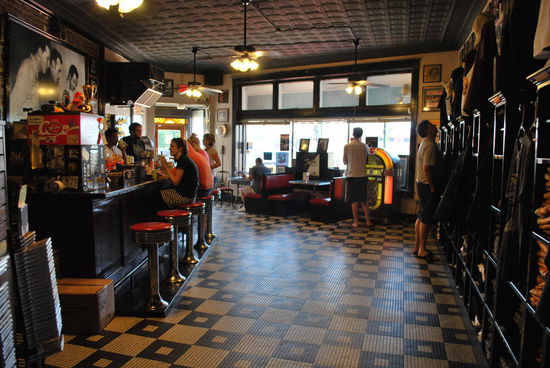 Später am Tag ist es hier drinnen schwarz vor Menschen !