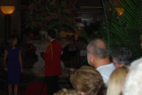 Heute ist es besonders brechend voll, weil eine bekannte Nachrichtensprecherin den Job des duck masters übernimmt. Die Lobby ist knallvoll von Menschen, die alle auf 5 Enten warten... Es ist schwierig, Fotos zu ergattern wegen der Menschenmenge