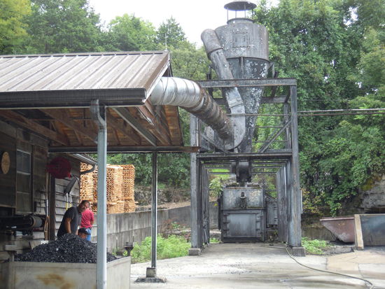 Hier wird die Holzkohle gemacht, durch die gefiltert wird.