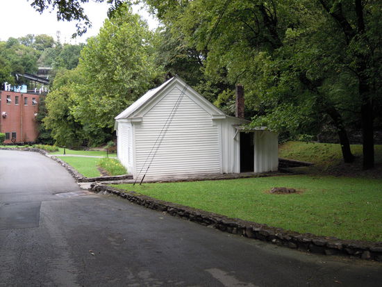 Das ist das Häuschen, in dem Jack Daniel lebte, bzw. sein Büro hatte