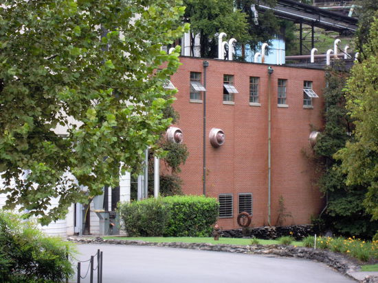 In den Produktionsstätten darf nicht fotografiert werden, aber man sieht wirklich den gesamten Prozess bis hin zur Verpackung der Flaschen in Kartons.