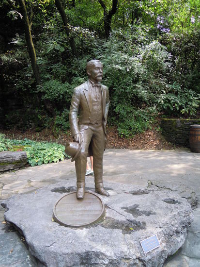 Jack Daniel wurde nur 61 Jahre alt. Weil er eines Tages seinen Tresor (den man auf der Tour auch zu sehen bekommt) nicht öffnen konnte, trat er frustriert dagegen, brach sich einen Zeh, es kam zu einer Infektion und Jack Daniel starb. Wegen eines geschlossenen Tresors !