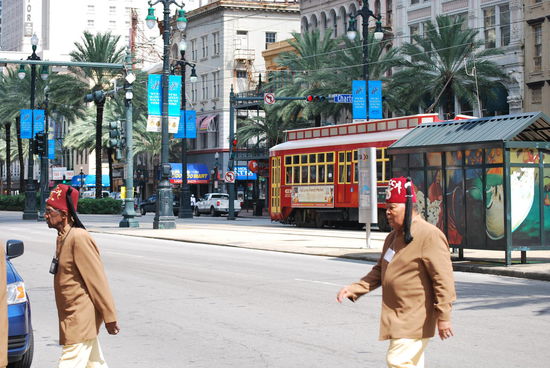 Ich habe sehr viele derartig kostümierte Gestalten - auch Frauen in weissen ulkigen Kostümen - heute gesehen, immer vor den großen Hotels der Stadt und habe keine Ahnung, was das soll.