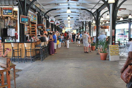 Dies ist der french flea and farmers market. Nicht mehr franzözisch, aber immer noch Floh- und Wochenmarkt. Ist aber mehr ein Kunsthandwerkermarkt, wo man an jedem Stand mit Kreditkarte bezahlen kann. Ich kaufe scharfe Saucen in hübschen Flaschen. Und einen Tabasco-Lolly, frag´mich bitte niemand, wieso...