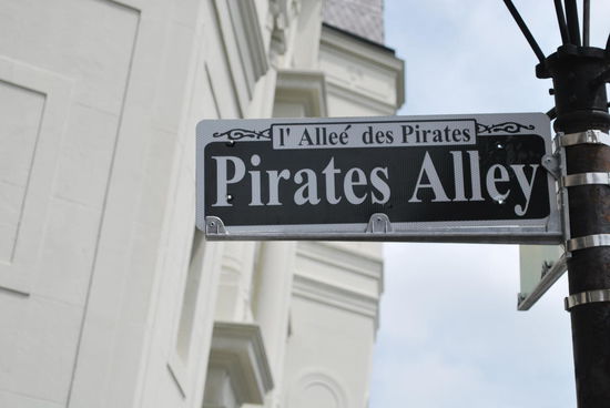 Und da bin ich doch wieder im Film: Pirates of the Carribean, da gab´s auch eine Szene in New Orleans in so einer wilden Piratenkneipe mit einer Voodoo-Lady. Und eine Voodoo-Puppe habe ich jetzt auch ! Also, Vorsicht mit mir ab jetzt ! Ich könnte mir ja mal was fieses ausdenken und die schwarze Nadel in meine Voodoo-Puppe reinhauen !