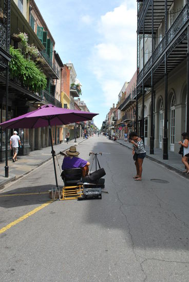 Abends sind die Strassen voll mit Strassenmusikern und Künstlern. Jetzt ist es wohl gerade erst frühnachmittags, aber die ersten kriechen schon wieder aus ihren Löchern...