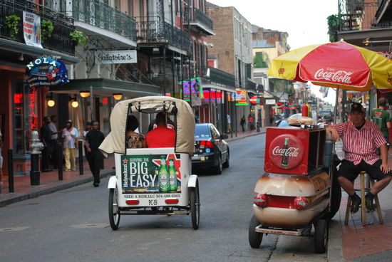 Mittagessen habe ich vergessen, aber die hotdogs sind echt gut und total billig, jedenfalls unter 4 USD, soweit ich mich erinnere...