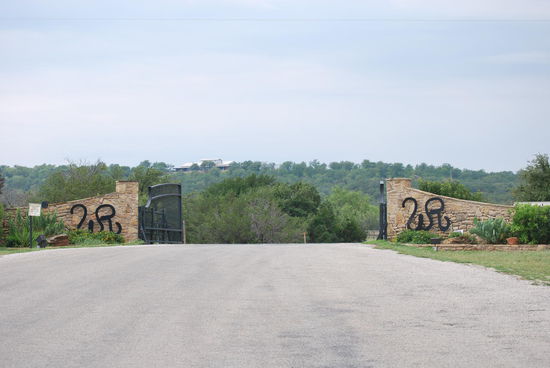 Von hier aus sind es immer noch ein paar Kilometer bis zum Haupthaus der Ranch - wie gesagt, die Teile sind etwas größer...
