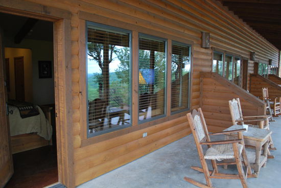 Auf der Ranch muss man sich auf self-catering einstellen. Frühstück ist inklusive, aber alles andere sollte man dabei haben. Das Steakhouse ist auch erst abends geöffnet und ich habe Hunger, weil ich mal wieder nichts gegessen habe heute und bis jetzt und es ist schon später Nachmittag.