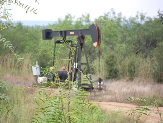 Mal wieder eine Erdöl-Pumpe und die Pipelines verlaufen auch kreuz und quer durch die Prärie...