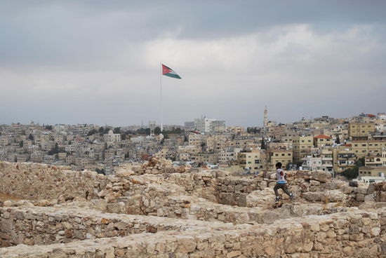 Über Amman weht eine beeindruckend riesige jordanische Flagge an einem 124 m hohen Fahnenmast. Sieht echt toll aus und es gibt sogar noch eine 2. im Land: In Aqaba.