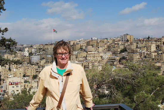 Todmüde Sabine mit Brille, weil die Augen so müde sind, dass Kontaktlinsen sofort wieder herausfallen würden. Aber der kühle Wind und der Blick auf das wunderschöne Amman halten mich wach.