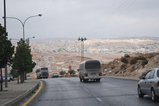 Autobahn nach Jerash, stoppen am Strassenrand für Oliveneinkauf trotzdem jederzeit möglich. Und noch etwas ist im saisonalen Angebot und ebenfalls für mich ein kulinarisches Highlight: Granatäpfel.