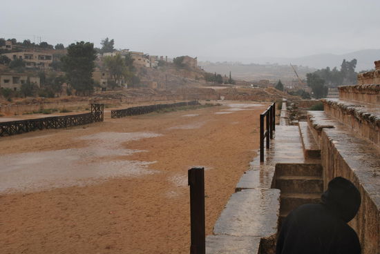 Schietwetter in Jerash, aber Wasser in den Jordan ! Sehr wichtig, hier !!! Wichtiger als mein nasses Pudel-Dasein...