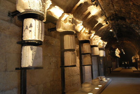 Es gibt manchmal auch ein trockenes "Drinnen" mit Säulenkapitellen...