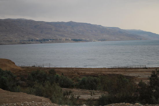 Buchstäblich gibt es nichts drumherum, kein entertainment, kein shopping. Die Hotelanlagen sind weit auseinander gelegen und die Zugänge zu den Stränden sehen hier überall so aus.