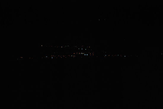 Ich bin soooo platt, ich kann nicht mehr... Abendessen ? Nö, selbst dafür bin ich zu müde, mir fallen die Augen zu. Die Lichter da, das ist Jericho. Ich wollte noch mein Stativ aufbauen, aber nö.