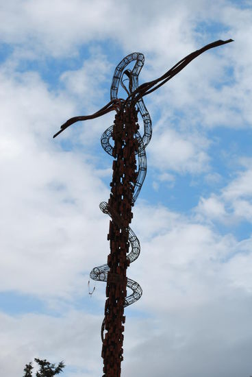 Eisenkreuz mit Schlange auf dem Mount Nebo. Was immer sich der Künstler dabei gedacht haben mag... schön ist es nicht.