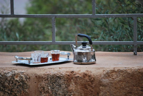 Ich musste mich auch auf Mount Nebo wieder durch Kälte, Regen und Nebel kämpfen. Tee ist da so willkommen ! Zumal arabischer Chai hammergut schmeckt und ich von meiner Angewohnheit, Tee "englisch" mit Milch zu trinken umschwenke zum arabischen Chai mit reichlich Zucker und/ohne Milch.