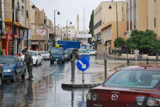 Strömender Regen auch in Madaba, teilweise schaffen die Gullys das Wasser auf der Strasse kaum noch weg und man kann Pfützen-hüpfen...