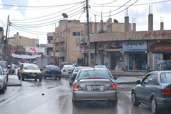 Bei immer noch Regen verlassen wir Madaba wieder. H. hat für´s Catering gesorgt und so naschen wir frische Falafel auf dem Weg nach Wadi Mujib.