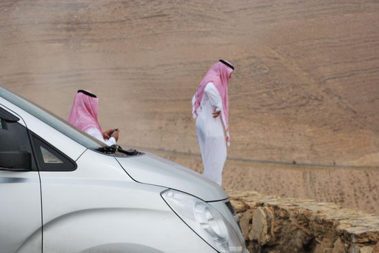 Saudi´s, wie das Kennzeichen an der Protz-Karre, sowie die blütenweissen Dishdashas + (nicht zu sehen) blickdichten, schwarzen, riesigen Designer-Sonnenbrillen verraten...