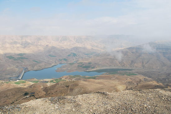 Von oben: Der Stausee