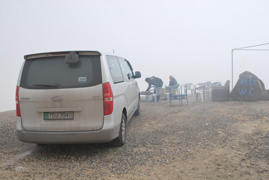 Das Gestänge des Zeltes steht noch. Die Zeltplanen hängen tropfnass ausser Sichtweite. Hoffentlich kriegt er das wieder aufgebaut !