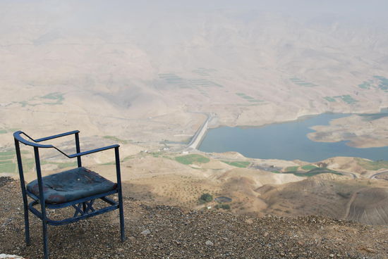 So richtig wohl fühle ich mich ja nie an irgendwelchen steilen Abgründen, aber der zerfledderte Stuhl wird dort hingerückt und ich geniesse die Aussicht !