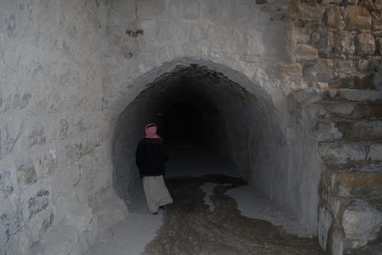 Selbsternannte Guides mit Taschenlampe bieten ihre Dienste an und ich nehme das gern in Anspruch, denn meine Taschenlampe liegt praktischerweise in meiner Reisetasche im Auto.