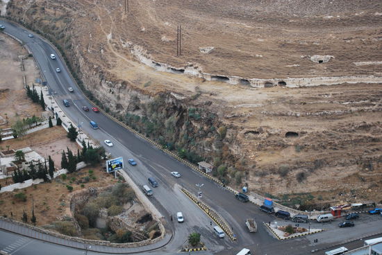 Blick von oben auf die Ein-/Ausfallstrasse von Kerak