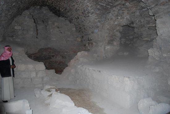 Seine Erklärungen sind jetzt nicht die eines Historikers, sondern eher nach dem Motto "...und das war die Küche...", aber ganz ohne Führung wäre man doch etwas verloren hier.