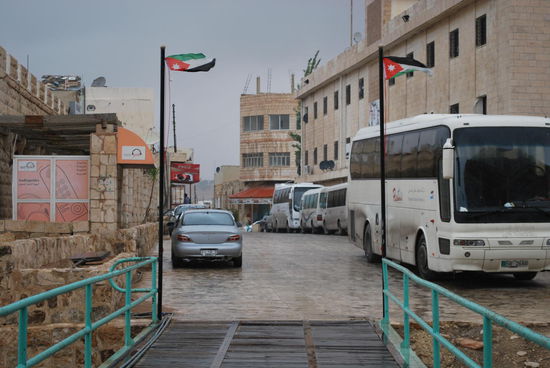 10 Dinar drücke ich meinem Guide in die Hand und treffe auf dem Parkplatz wieder auf H. Hunger ? Nicht wirklich. Bin noch halbsatt von den ganzen Falafel. Ich bitte nur um einen kurzen Stopp an einer Shawarma-Bude. Shawarma ist die arabische Ausgabe des Döner. H. ist überrascht, dass ich das a) kenne und b) willens bin, aus so einem Strassen-Imbiss zu essen. Da kennt er mich und meinen Magen aber schlecht ! Ich bin da schmerzfrei und vertilge das Shawarma begeistert