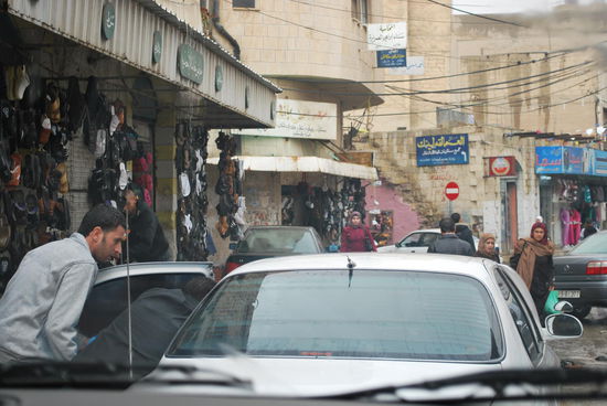 Im Gewühl der Altstadt von Kerak nach dem erfolgreichen Erwerb eines jordanischen Shawarmas. Ich esse im Auto und bin bemüht, die Karre nicht weiter einzusauen. (Im Fussraum haben meine schlammverkrusteten Trekking-Schuhe nämlich durchaus schon für reichlich Dreck gesorgt).