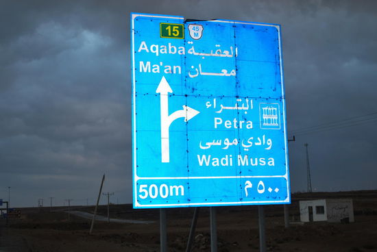 Die dunklen Wolken versprechen nichts Gutes: Regen, Dunkelheit und Nebel.