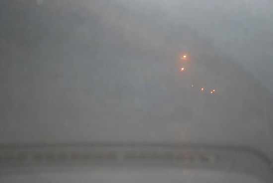 Nee, doch nicht. Erstmal wieder Verschwinden im Nebel des Jahrhunderts. Blick aus der Windsschutzscheibe...