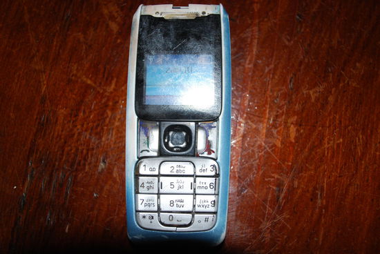 Die Nokia-Ruine. Einen Lade-Stecker dazu bekomme ich nicht. Sollte für 2 Tage reichen, meint H. Es wird auch für 3 Tage reichen... Der jordanische Netzbetreiber heisst übrigens Zain.