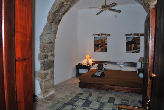 Wifi ist nur an der Rezeption. Ich bin müde, durchgefroren und nur wenig hungrig. Ich streune zum Restaurant, da läuft grosses Buffett-Fressen, worauf ich keine Lust habe. Aber ich finde die kleine, gemütliche Shisha-Bar, wo man auch nur Kleinigkeiten zu essen bestellen kann, lasse mich nieder, geniesse einen St. Georges Jordanian Rotwein und eine Mini-Pizza. H. ruft an und ich fiddele mit der Nokia-Ruine herum, erzähle dann aber erfolgreich, alles sei gut. Er informiert mich, dass sich der Guide Zaid, der mich morgen früh abholen wird, auch noch telefonisch melden wird, um die Abholzeit zu verabreden.